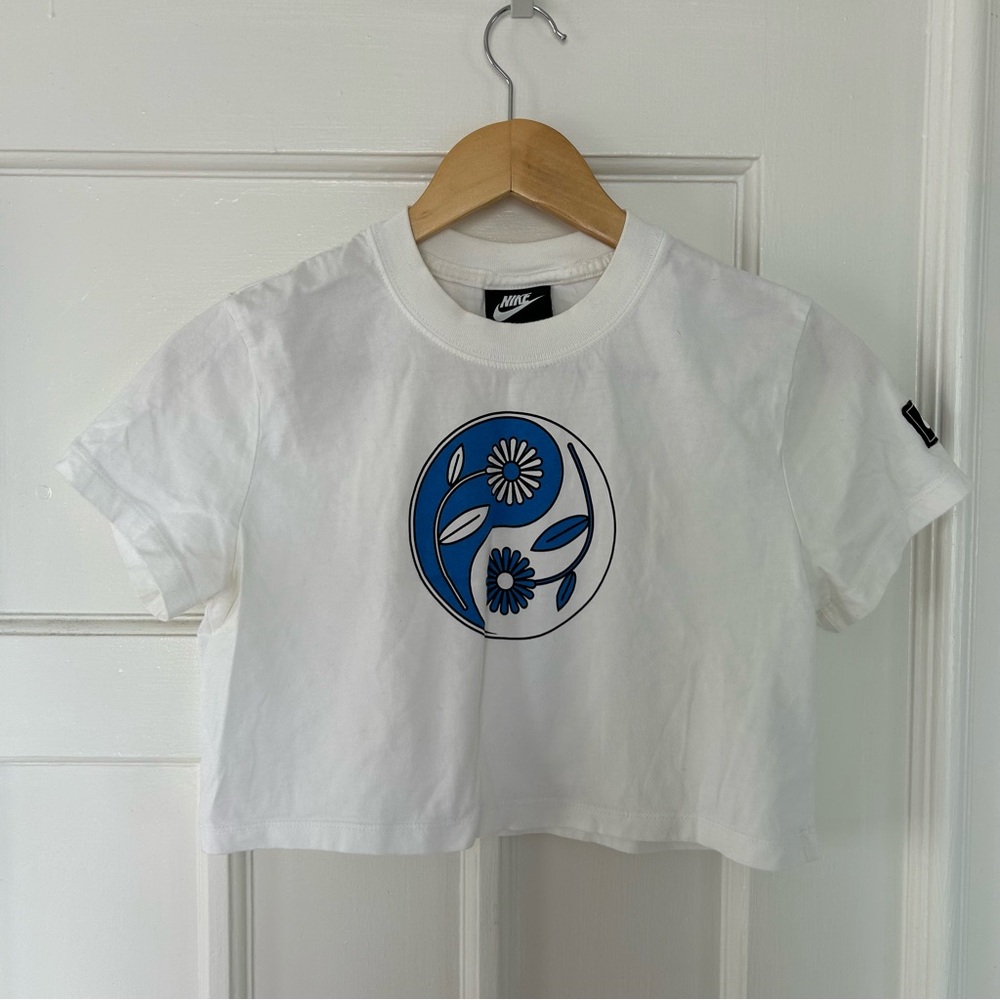 Nike White Cropped Graphic Tshirt